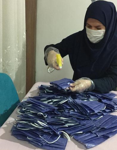 دوخت و عرضه انواع لباسهای مورد نیاز پرستاران و پزشکان بیمارستان های انزلی توسط یکی از آموزشگاه داران شهرستان