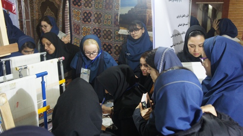 بازدید دانش آموزان از غرفه اداره کل آموزش فنی و حرفه ای گیلان در دومین نمایشگاه فرش دستبافت استان
