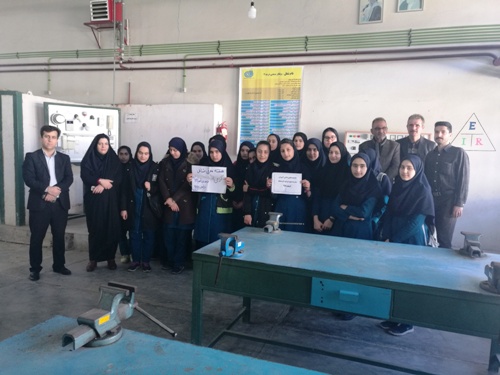 بازدید دانش آموزان مدرسه شهید فرجود کردمحله فومن ازمرکز آموزش فنی وحرفه ای شهرستان 