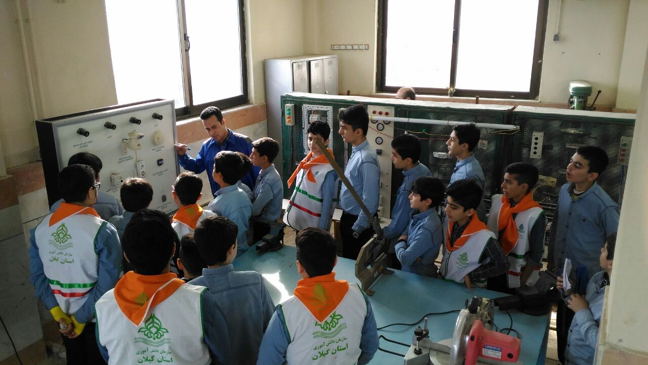 بازدید دانش آموزان از کارگاه های آموزشی مرکز املش