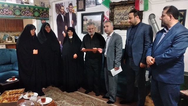 دیدار مدیرکل آموزش فنی و حرفه‌ای استان گیلان با با خانواده شهید مدافع حرم سید اسماعیل سیرت‌نیا